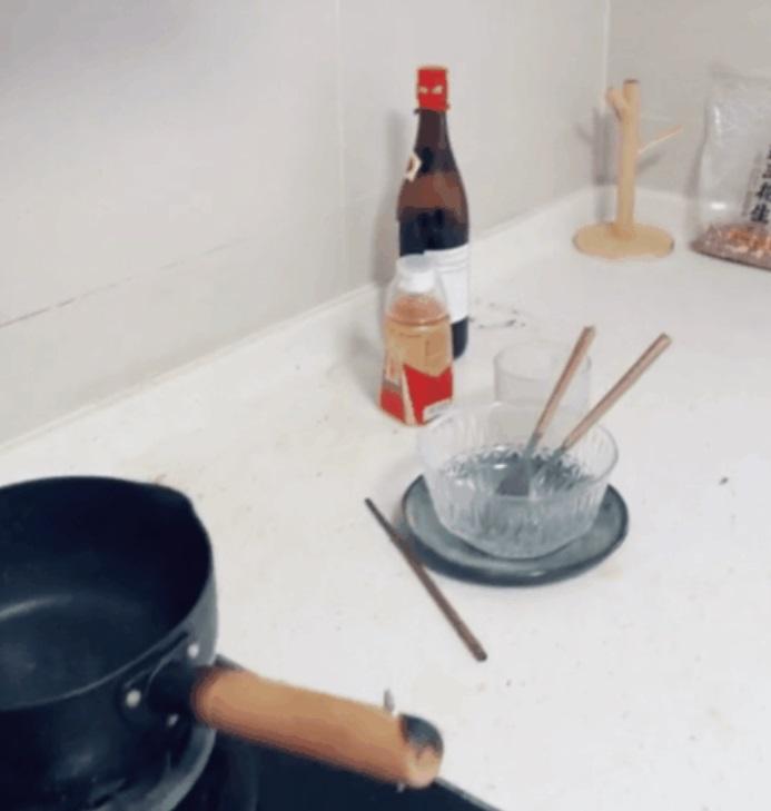 廚房亂擺著用過的餐具碗碟。(互聯網)