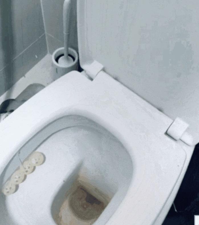 馬桶裡有污漬。(互聯網)