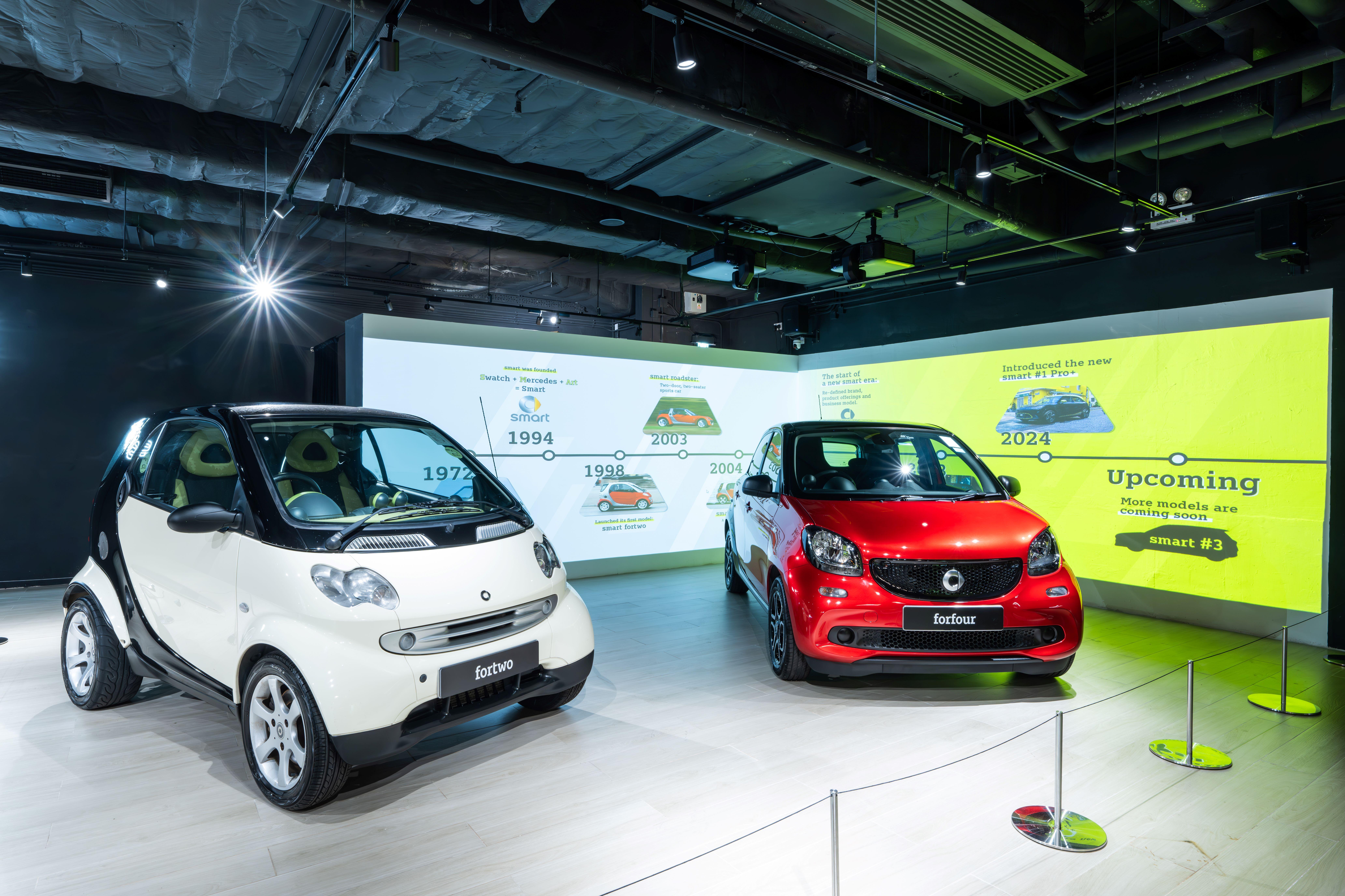 除了新款電動車,更有初代版smart fortwo及forfour展出。