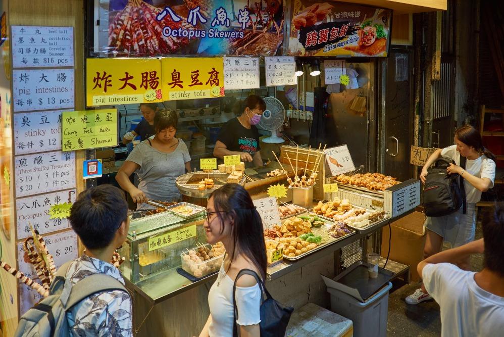 雖然昔日在街頭擺賣的小販檔已不復見,但現在仍有不少街邊小食攤檔售賣各種小食,你總會找到合口味的小食吧!(圖片來源:Shutterstock)