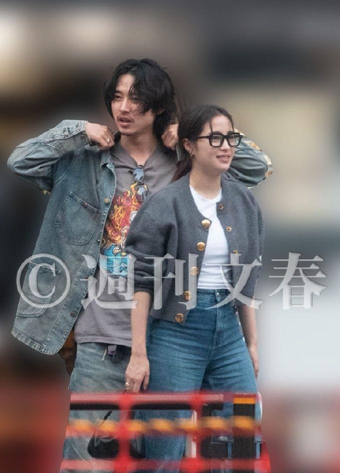 山崎賢人與廣瀨鈴被《週刊文春》拍得恩愛出巡。