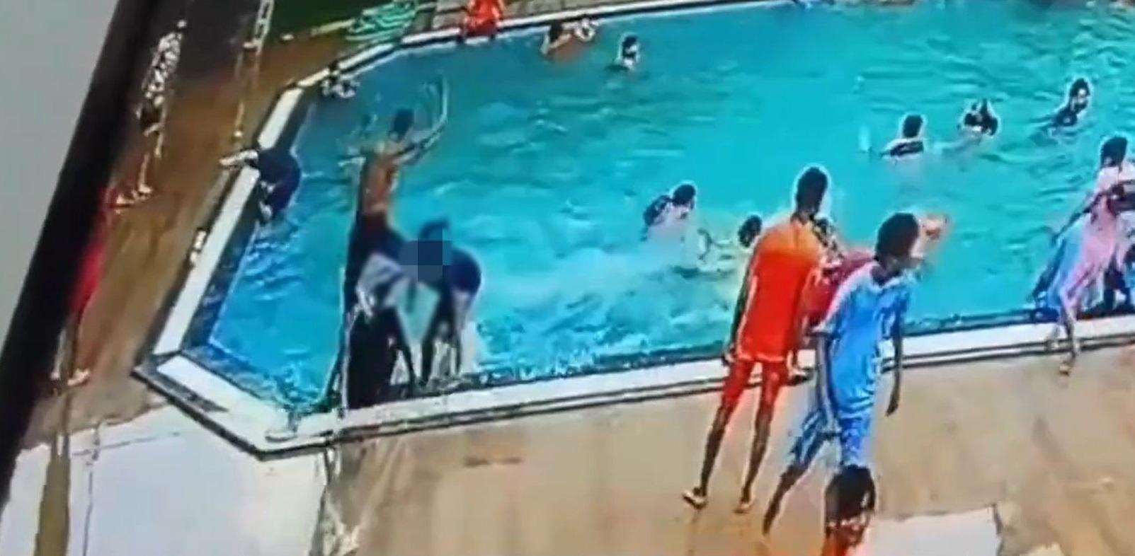 男子凌空飛起跳落泳池,膝蓋意外撞到剛上水的蒂瓦里。(互聯網)