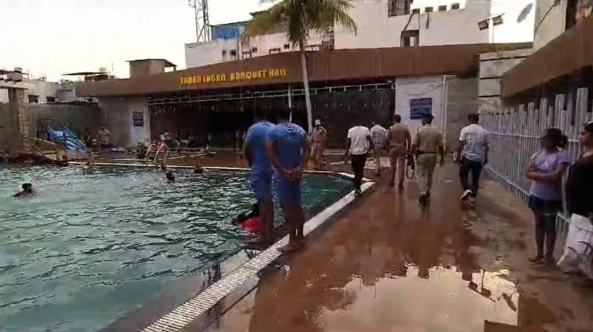 警員事後到泳池調查。(互聯網)