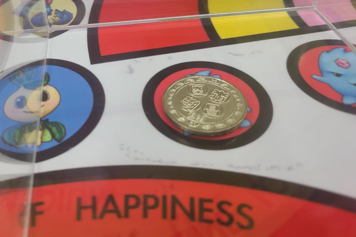 事主上載的相片顯示,代幣與黑色圓邊之間仍可看到紅色。(FB群組「美國冒險樂園關注組」圖片)