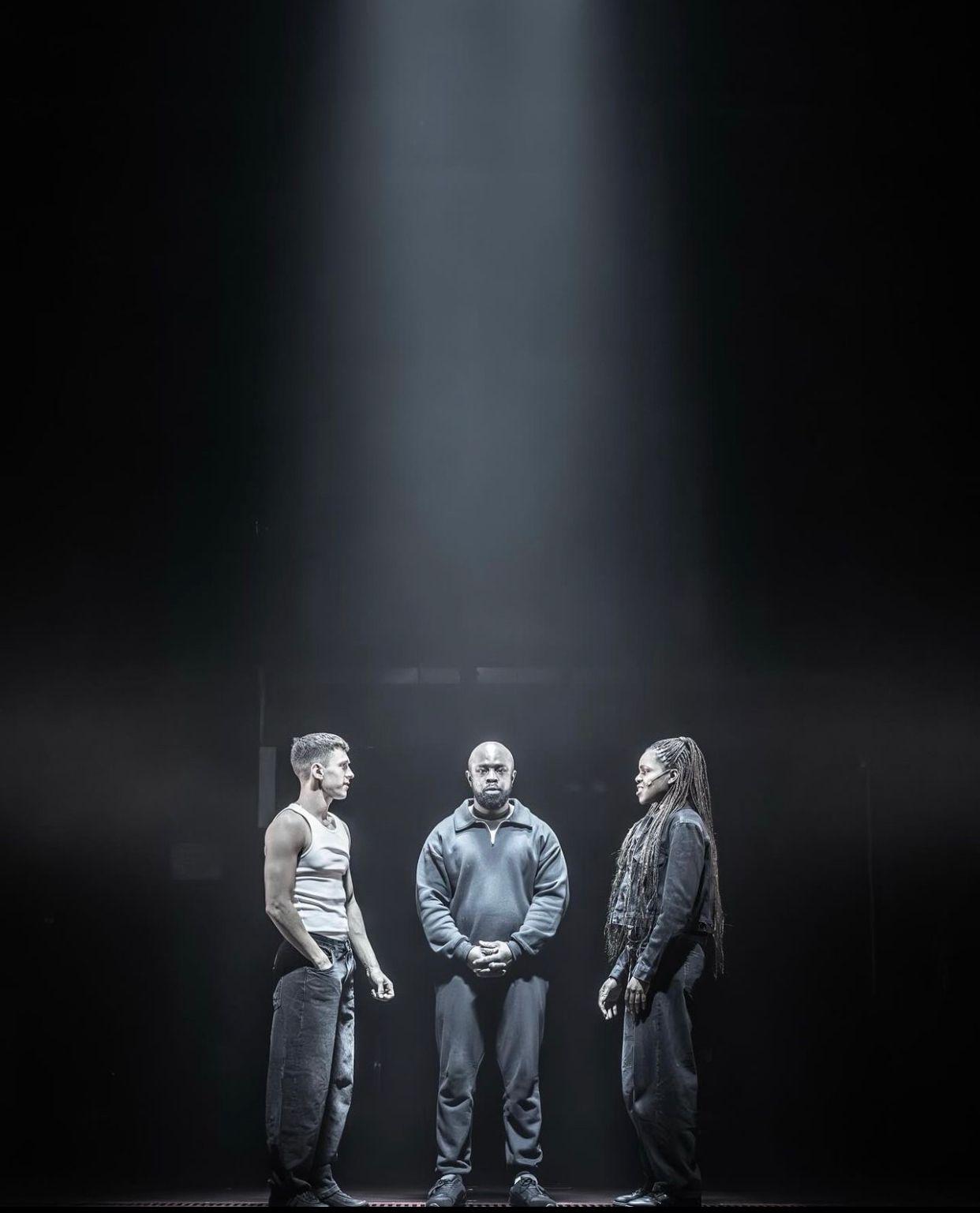 湯姆賀倫與Francesca Rivers合演舞台劇《羅密歐與茱麗葉》,照片一出進一步刺激網民。