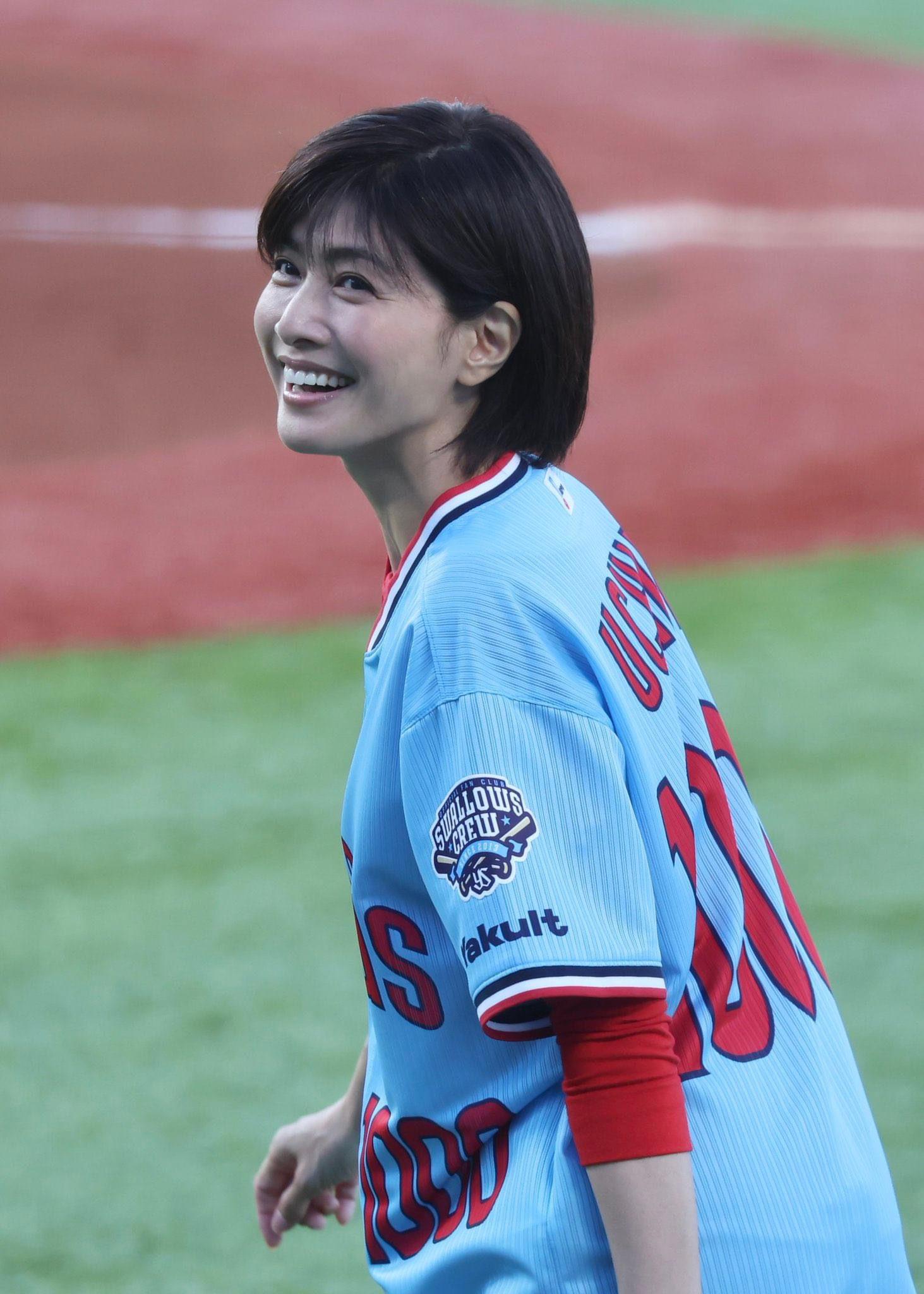 內田有紀至今仍吃香日本藝能界,站在棒球場仍風采依然。