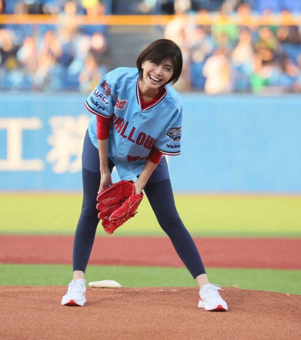 內田有紀穿上印有「1000」號的球衣,其現身獲全場報以熱烈歡呼聲。