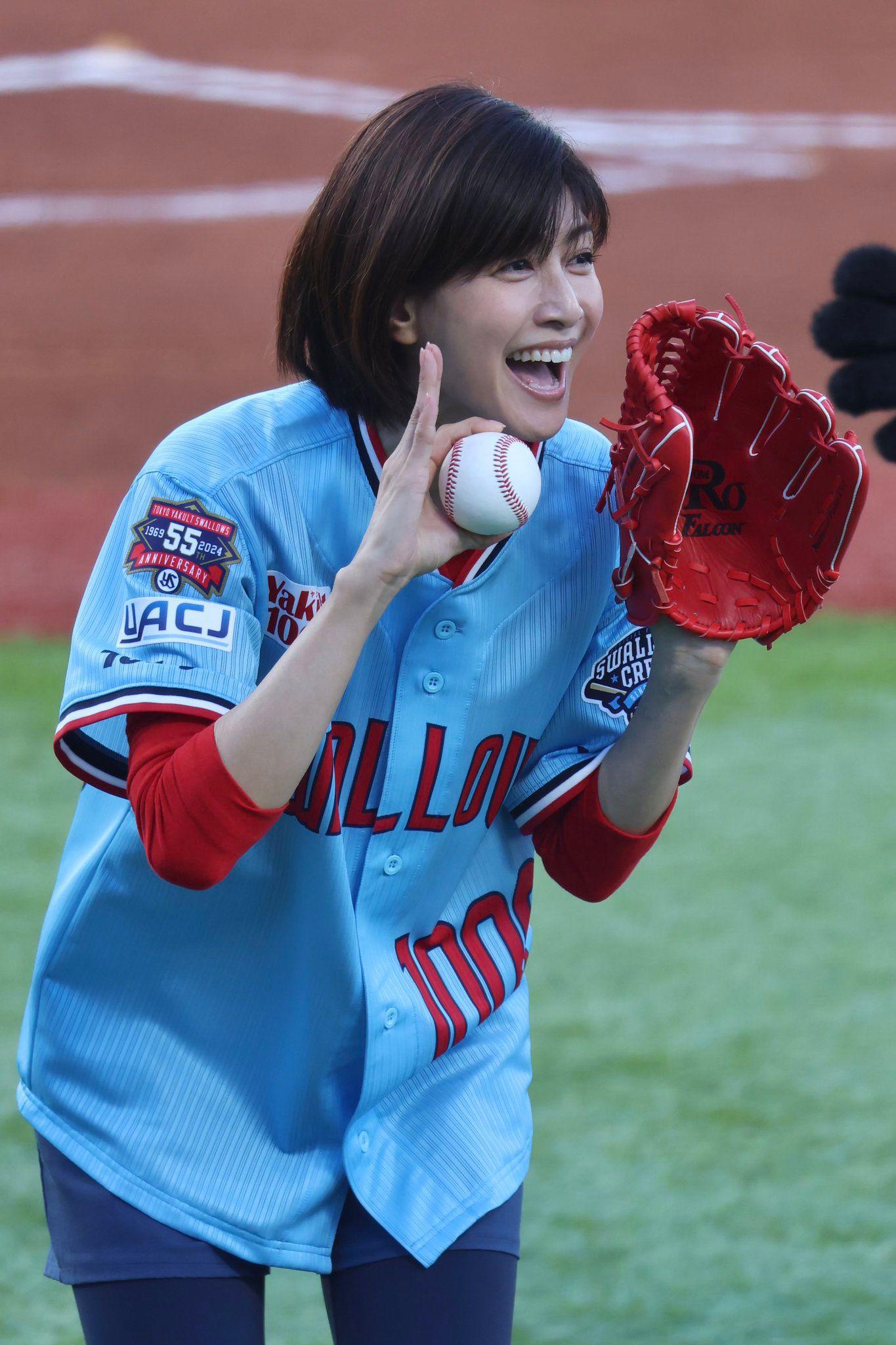 內田有紀穿上印有「1000」號的球衣,其現身獲全場報以熱烈歡呼聲。