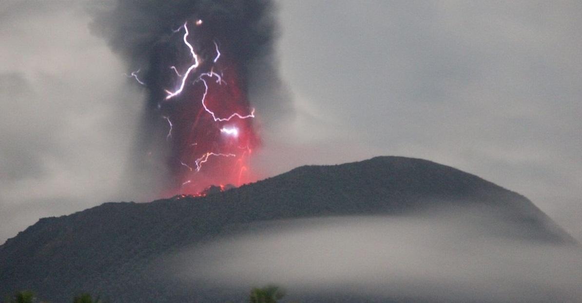 印尼伊布火山灰雲伴隨紫色閃電。(路透社)