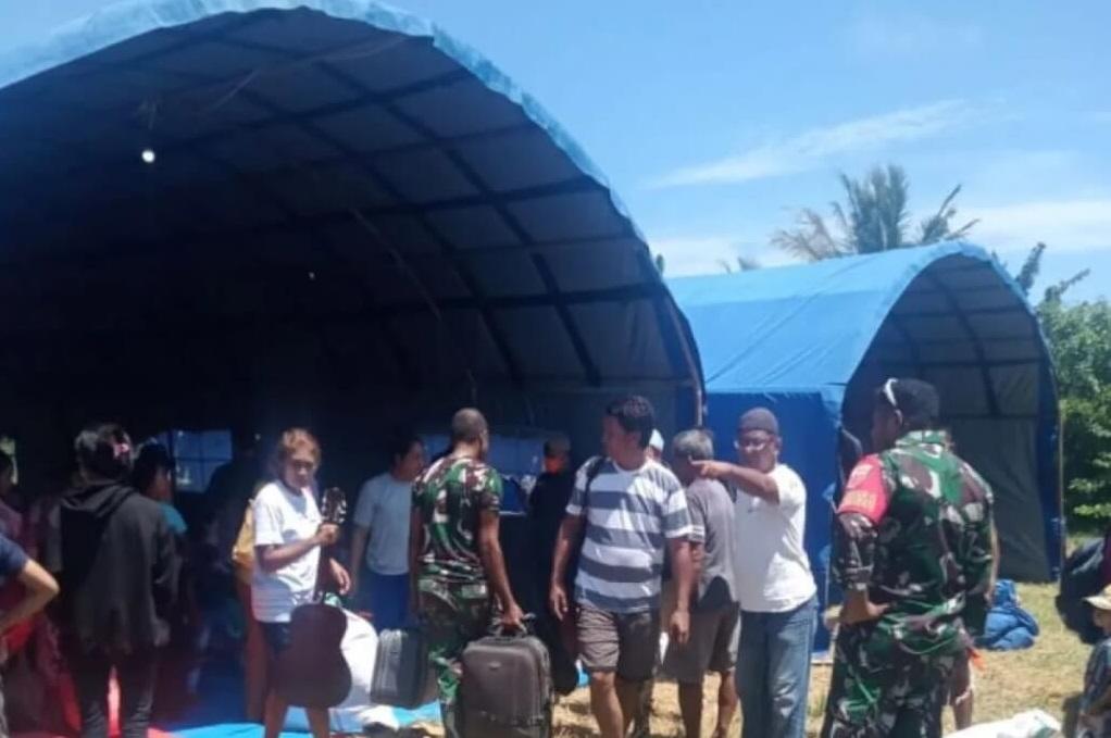 居民住在臨時帳篷。(互聯網)