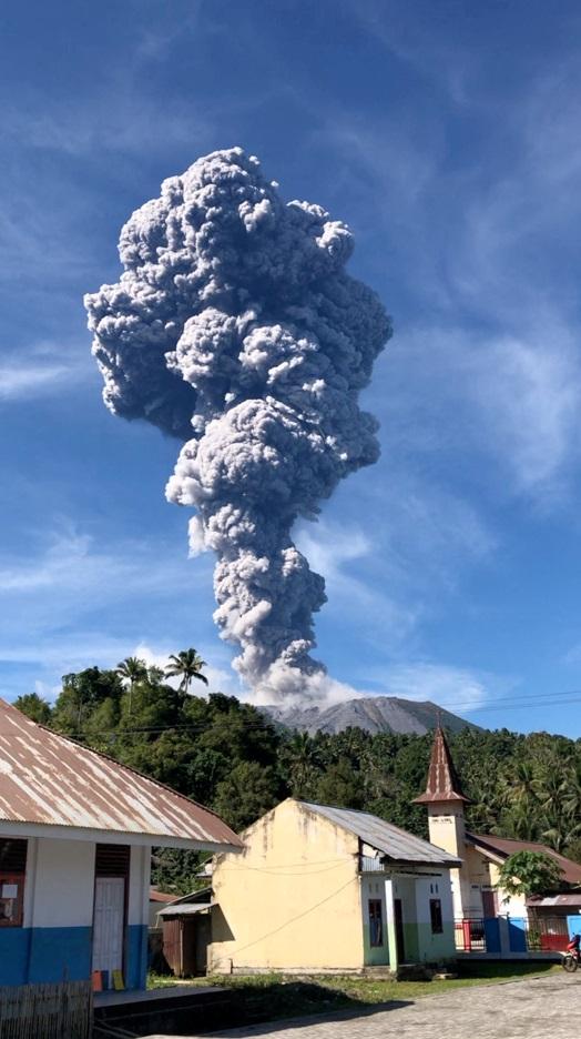 伊布火山上周一爆發,噴出巨大火山灰雲。(路透社)
