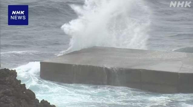 沖繩南大東島海邊激起大浪。(互聯網)