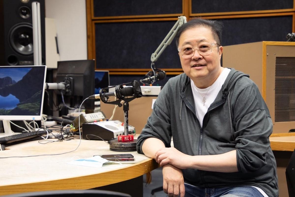 陳少寶在香港電台第二台亦有主持英文音樂節目。(陳少寶FB)