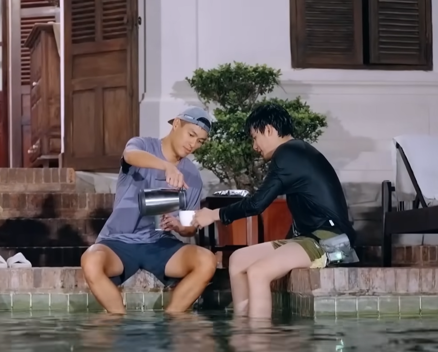 楊祐寧穿短褲坐泳池邊,被指真空上陣。