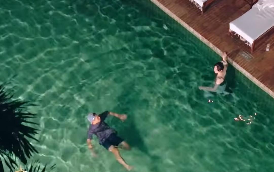 楊祐寧之後更落水暢泳。