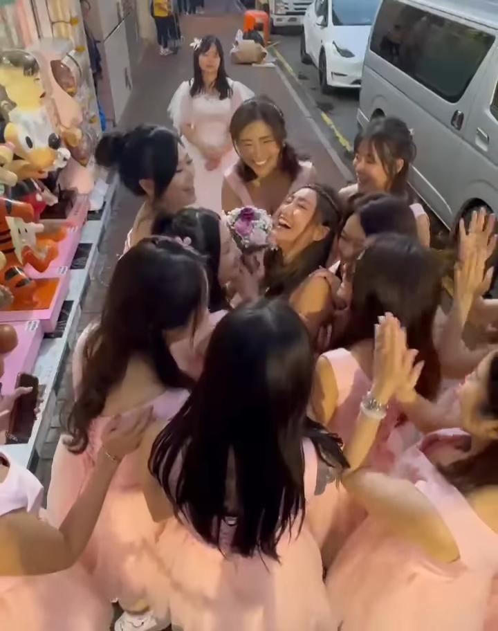 黃榕接到花球後表現興奮。