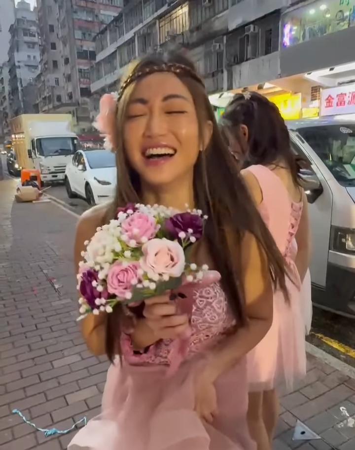 黃榕接到花球後表現興奮。