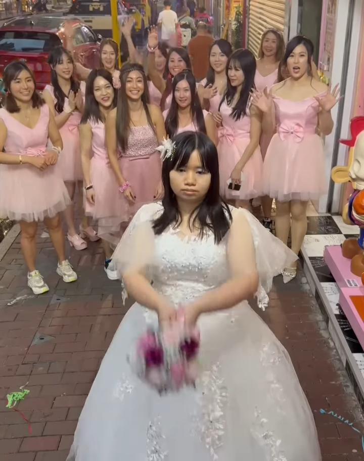 阿儀在街頭上演拋花球一幕。