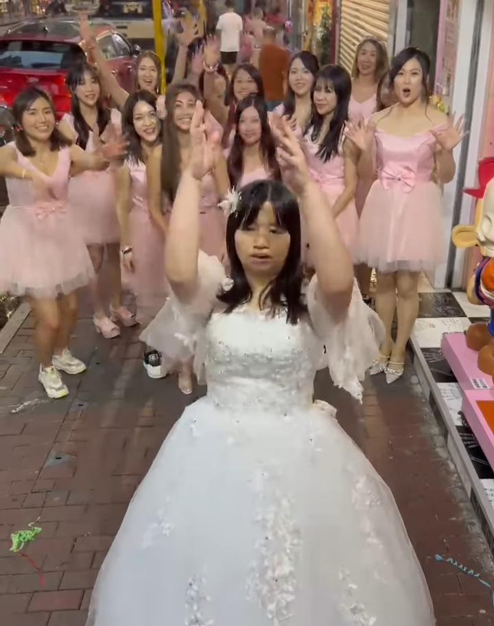 阿儀在街頭上演拋花球一幕。