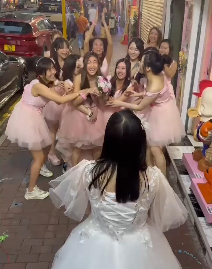 阿儀在街頭上演拋花球一幕。