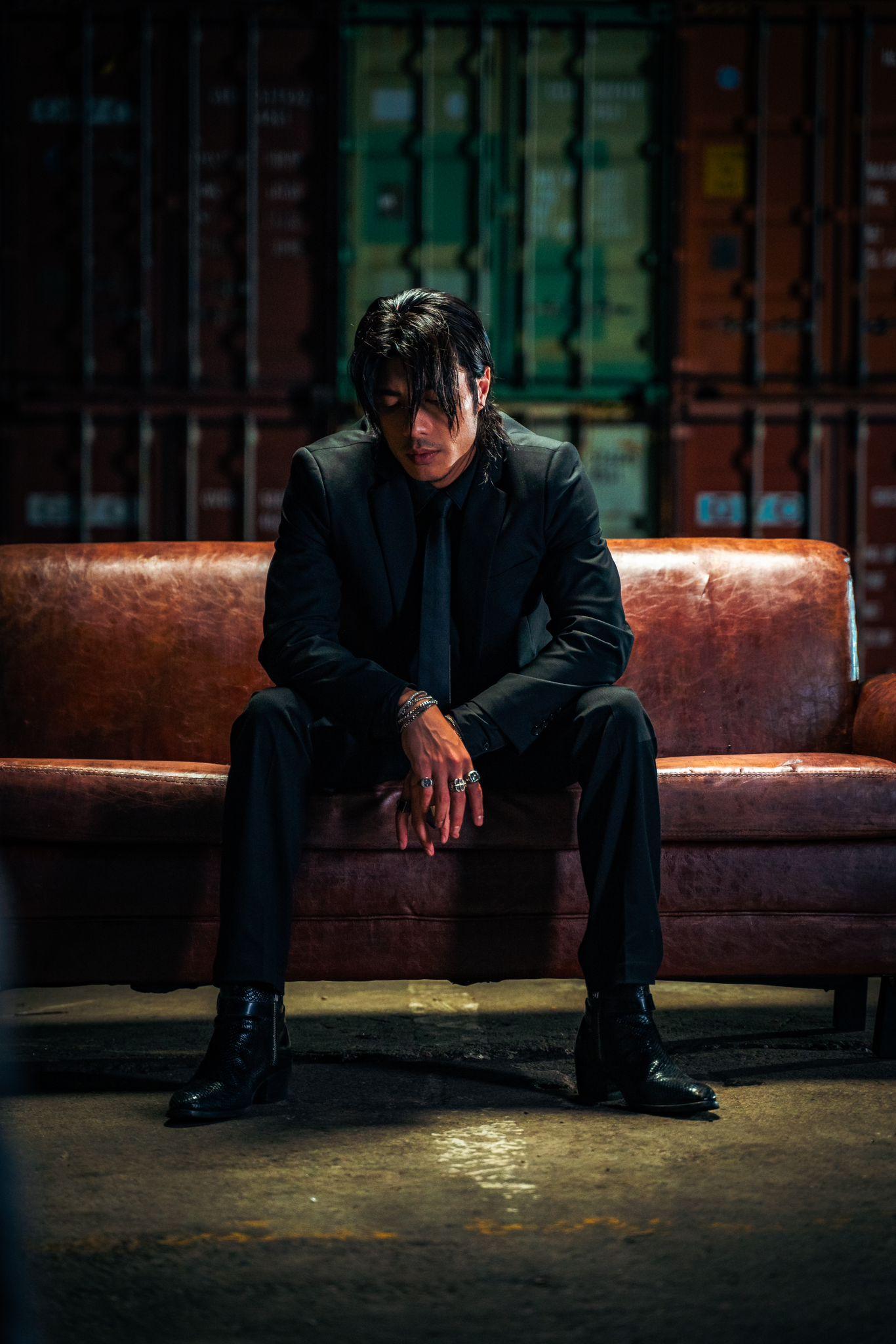 JFYT新作《Hands Up》的MV由Yan Ting親自操刀,自編自導自演自剪。