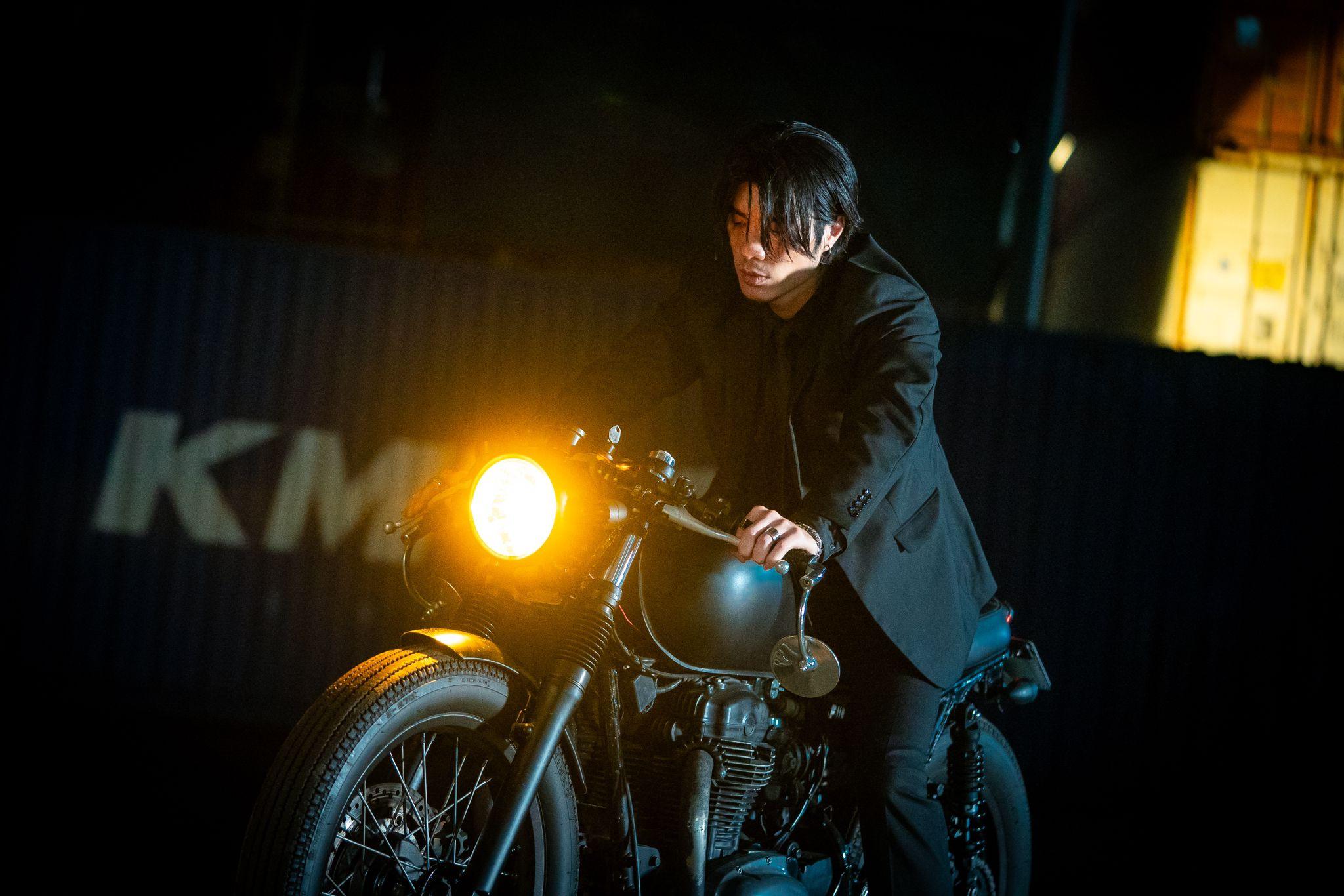 JFYT新作《Hands Up》的MV由Yan Ting親自操刀,自編自導自演自剪。