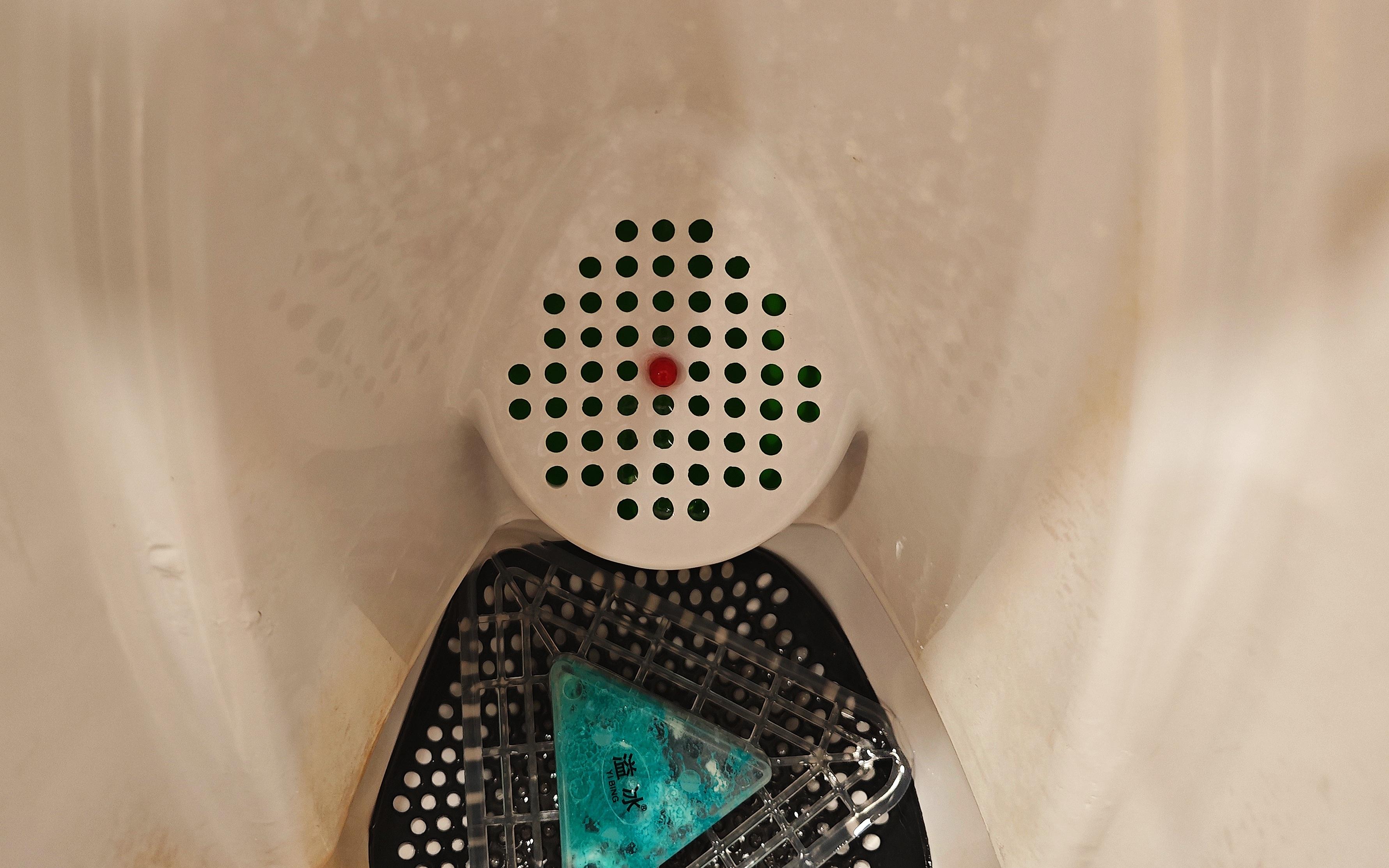 上海有商場在男洗手間設置「智能尿兜」,稱每次支付19.9元人民幣,便能驗出尿液中的14項尿常規指標。(新京報圖片)