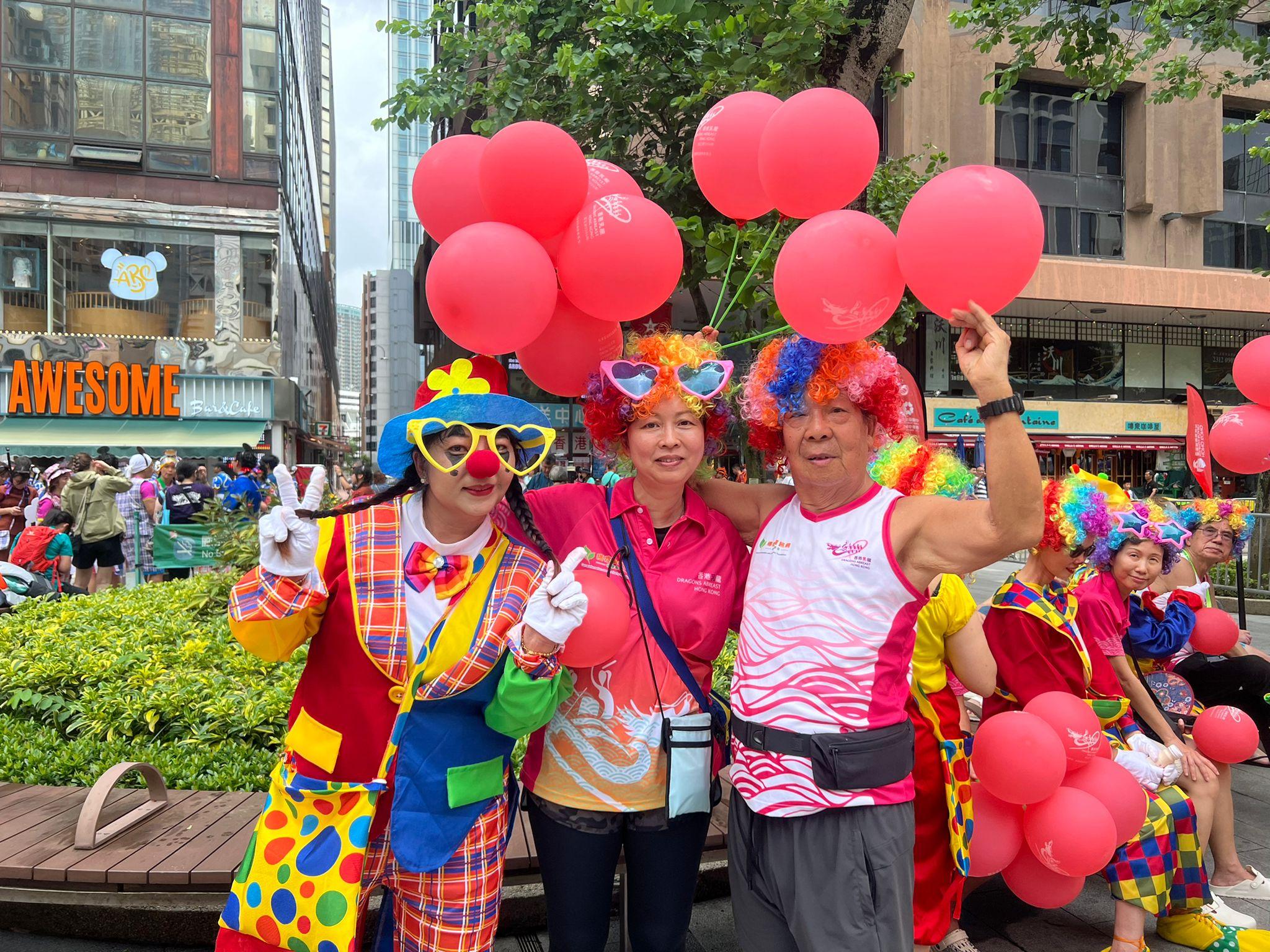 (左起) 趙梅華、香港乳龍主席曾憲芹、隊員李先生。 (李景玉攝)