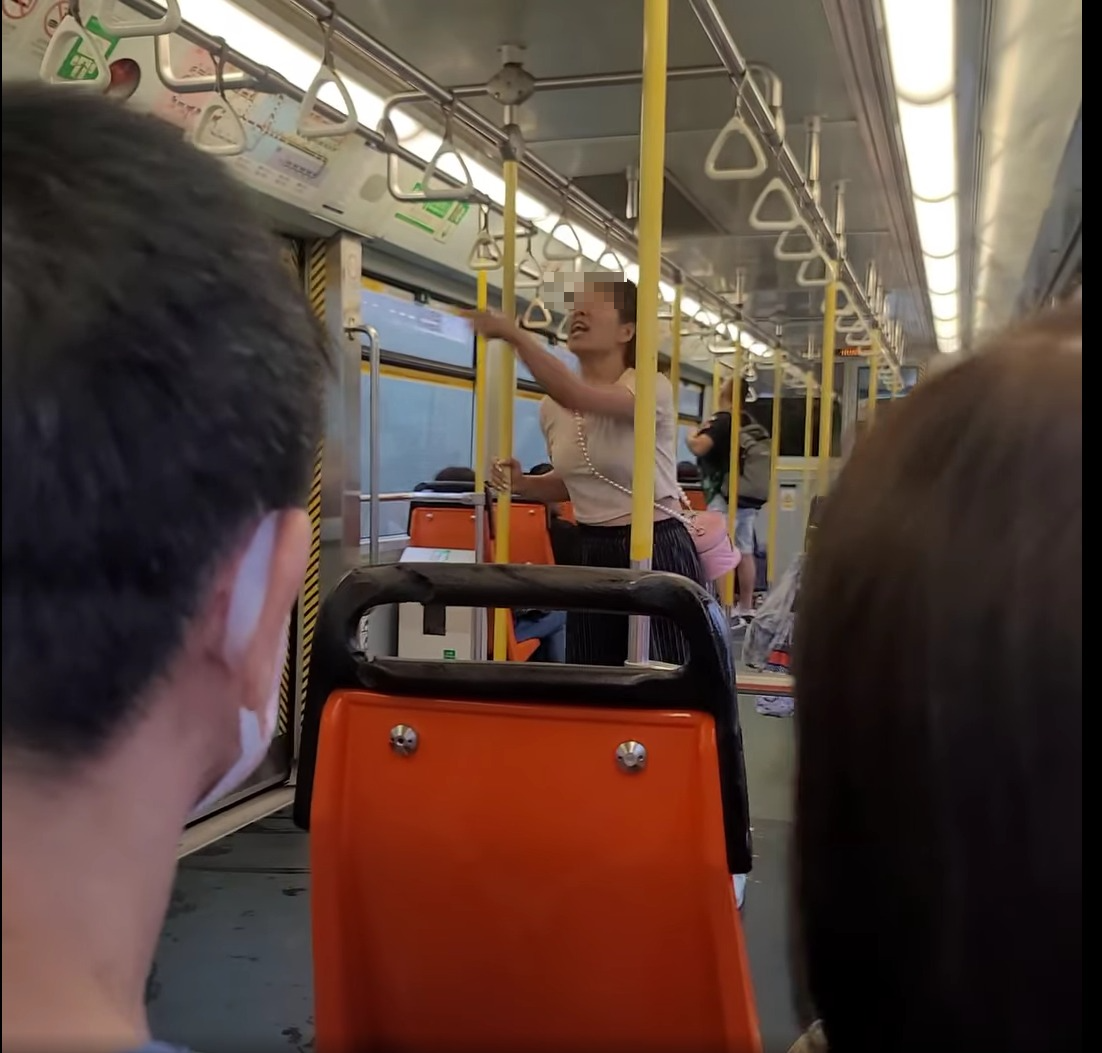 網上熱話|港媽疑於輕鐵掌摑B女 怒嗆勸阻乘客 (@fb香港突發事故報料區/Mini Mimi影片截圖片)