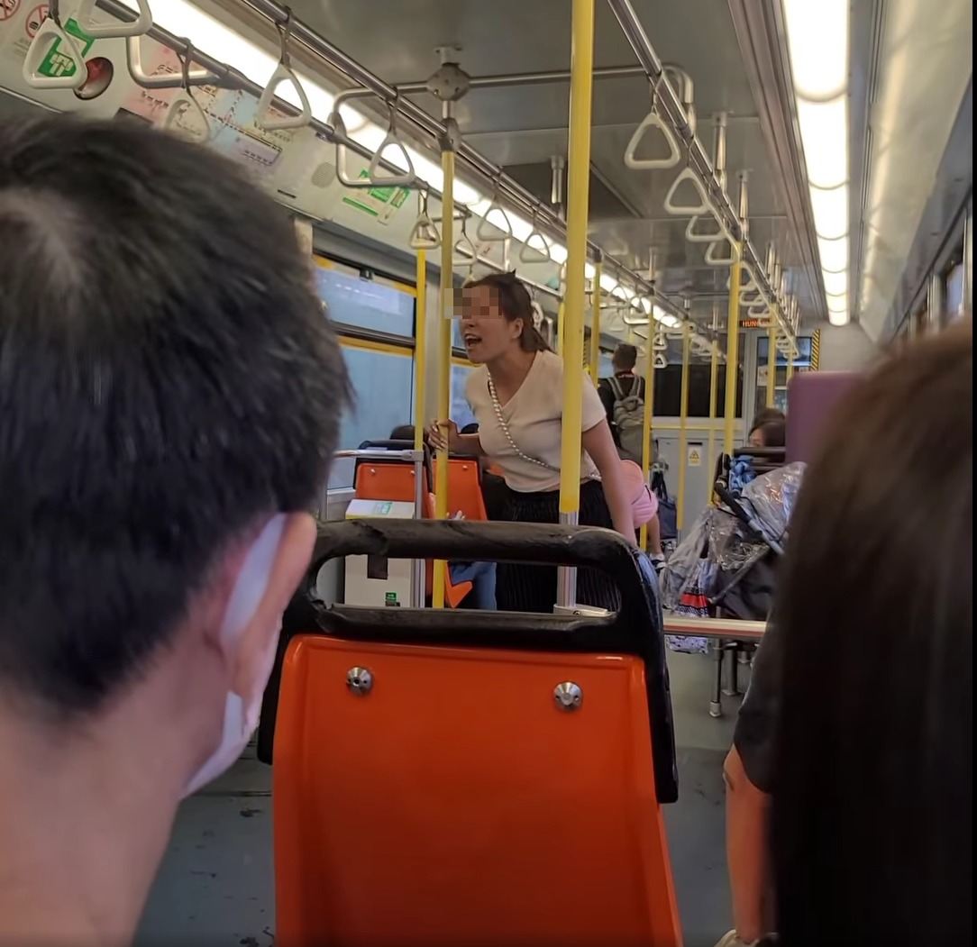 網上熱話|港媽疑於輕鐵掌摑B女 怒嗆勸阻乘客 (@fb香港突發事故報料區/Mini Mimi影片截圖片)