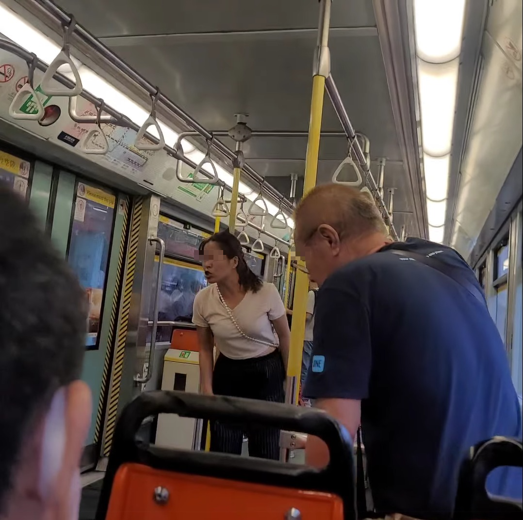 網上熱話|港媽疑於輕鐵掌摑B女 怒嗆勸阻乘客 (@fb香港突發事故報料區/Mini Mimi影片截圖片)