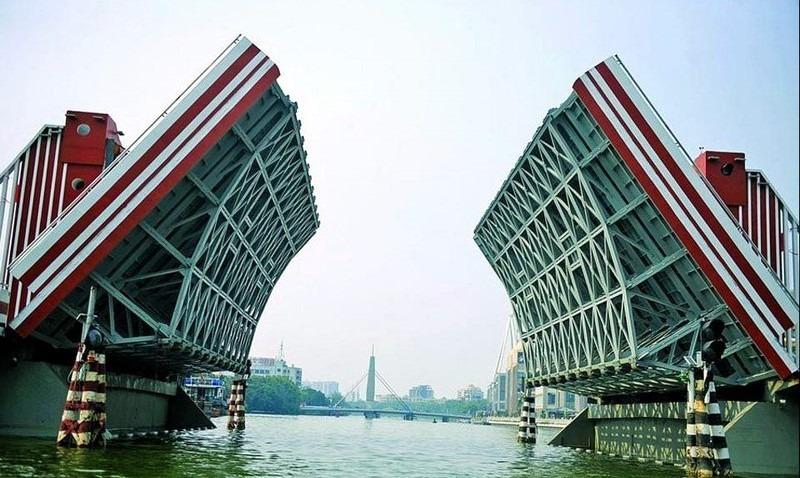 在鐵橋開合間打卡,是中山極受歡迎的網紅照片之一。(網上圖片)