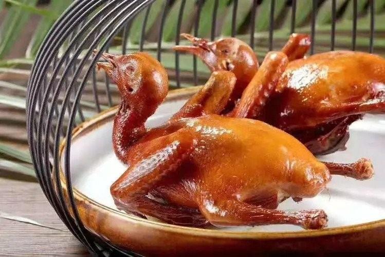 來到中山,當然要吃地道的中山石屹乳鴿,步行街上便有多家食店。(網上圖片)