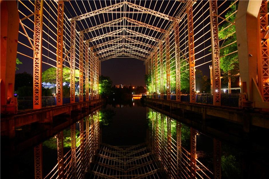 晚上燈光打在岐江公園內的舊建築,美麗奪目。 (網上圖片)