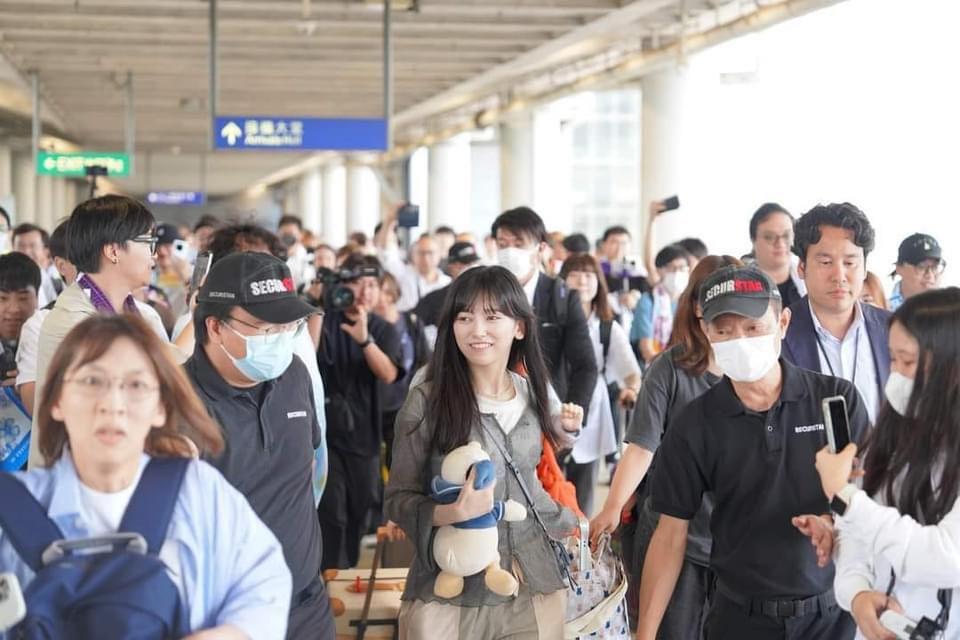 乃木坂46成員已分批抵港,在機場任影唔嬲。