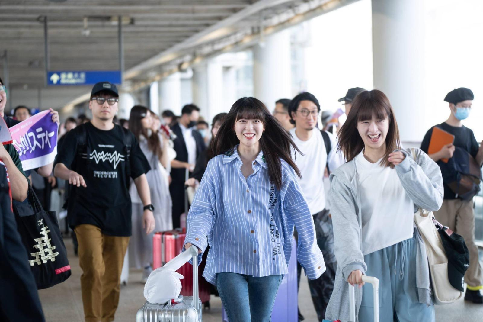 乃木坂46成員已分批抵港,在機場任影唔嬲。