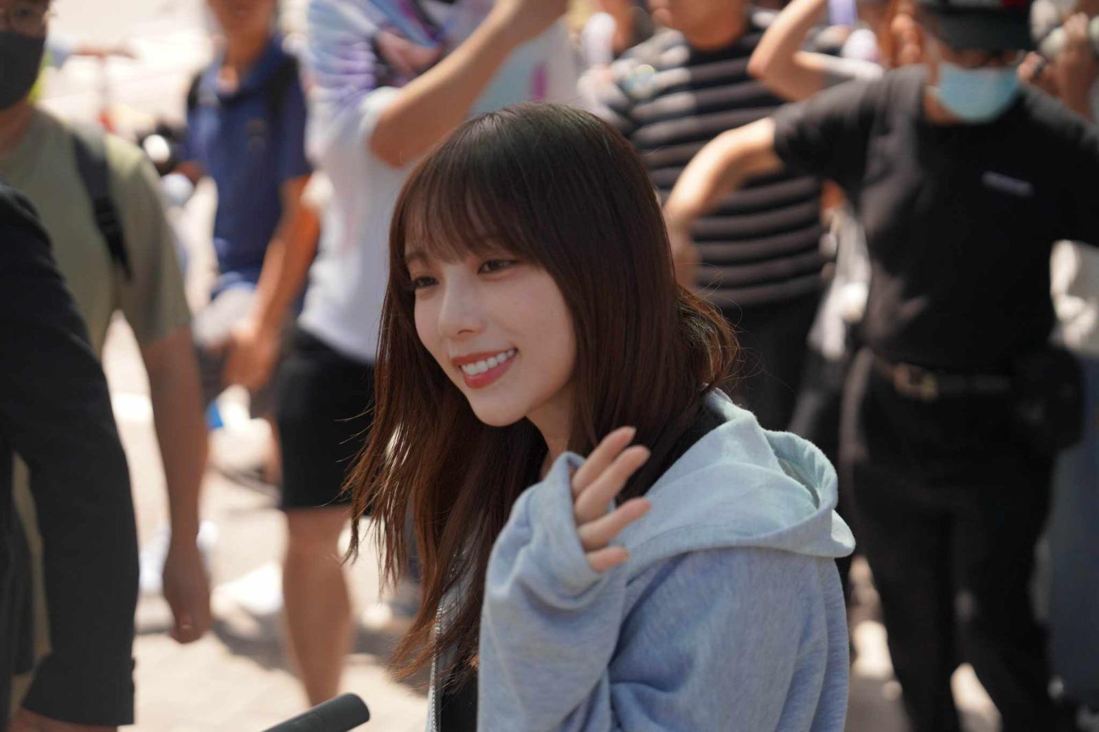 乃木坂46成員已分批抵港,在機場任影唔嬲。