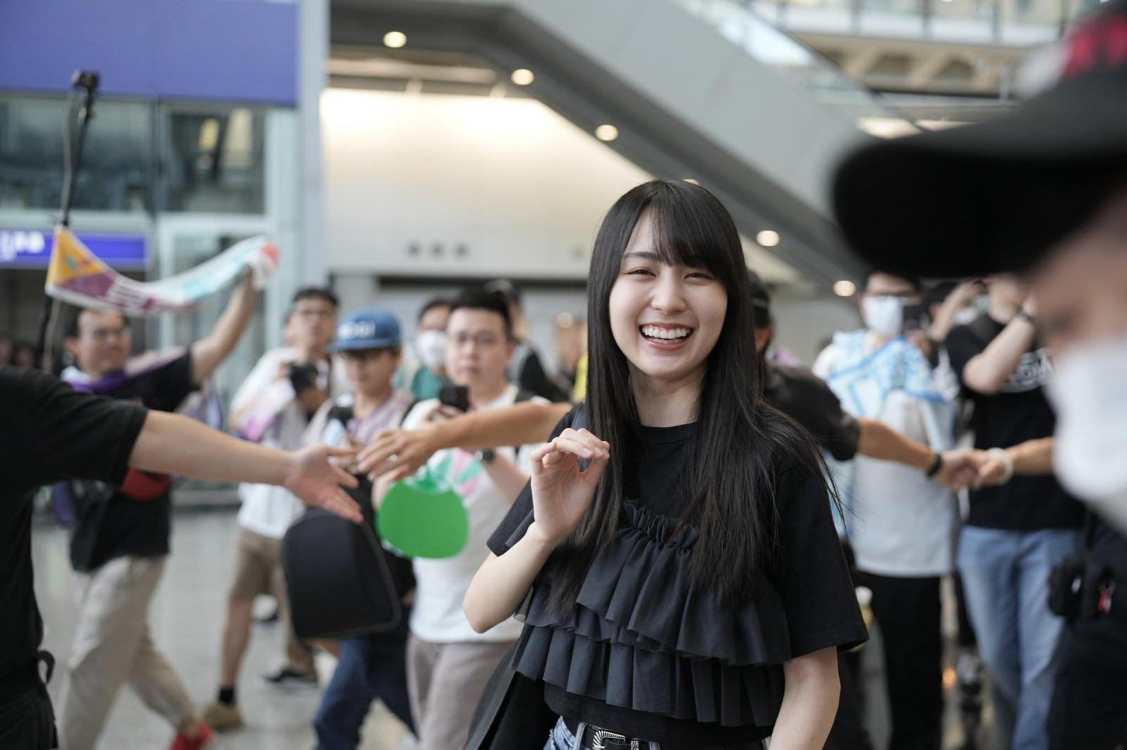 乃木坂46成員已分批抵港,在機場任影唔嬲。