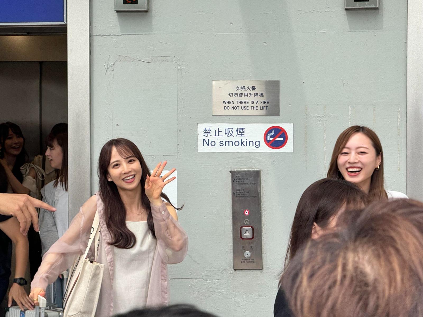 乃木坂46成員已分批抵港,在機場任影唔嬲。
