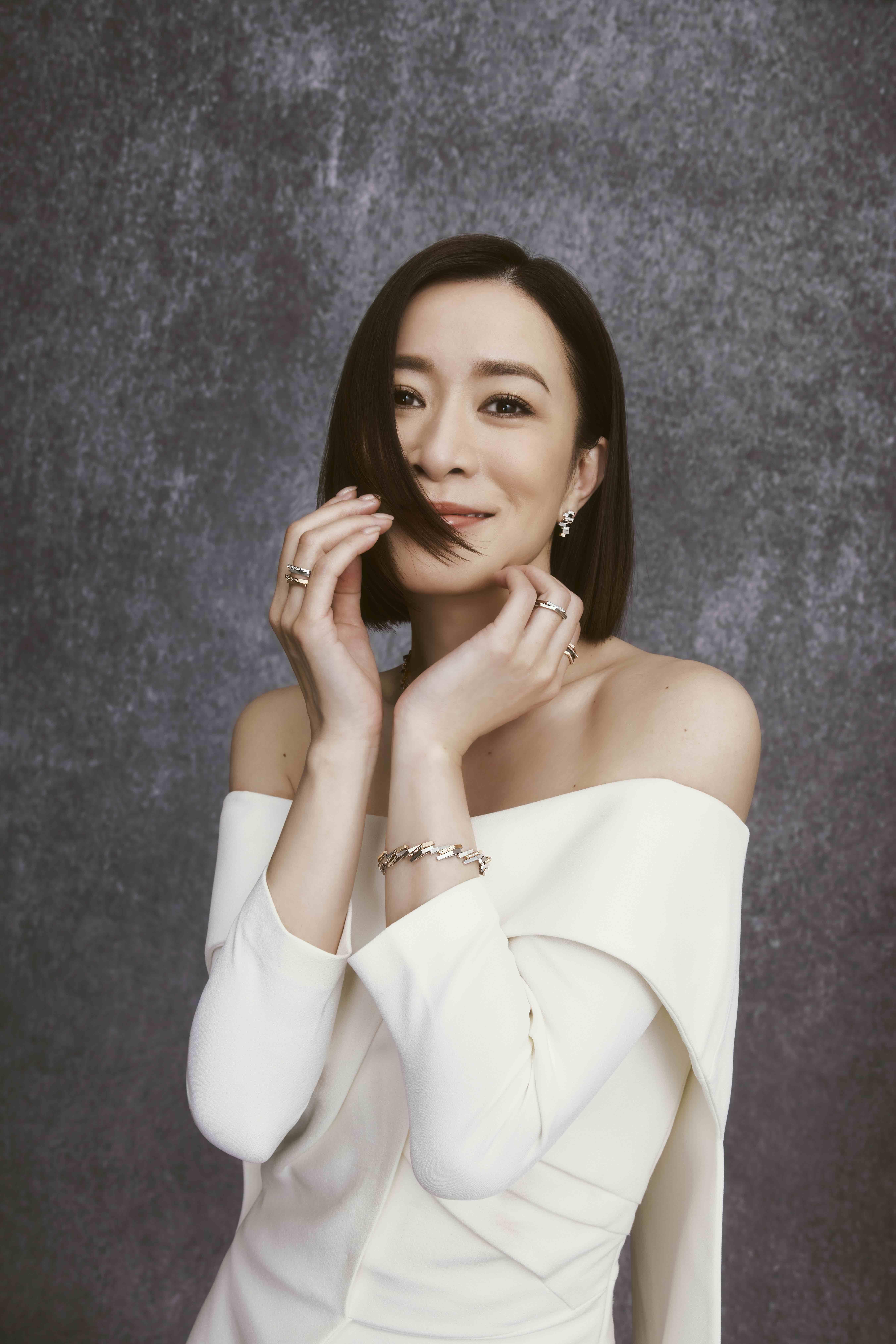 阿佘深受廣告商歡迎,最近演繹全新24K足金珠寶。