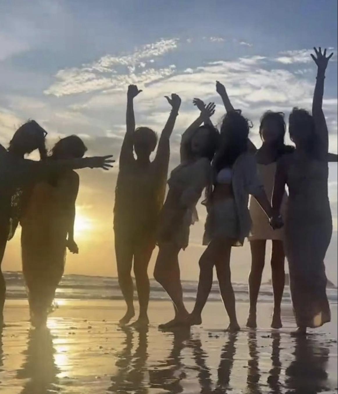 佘詩曼孖「七魔女」飛泰國度假 。