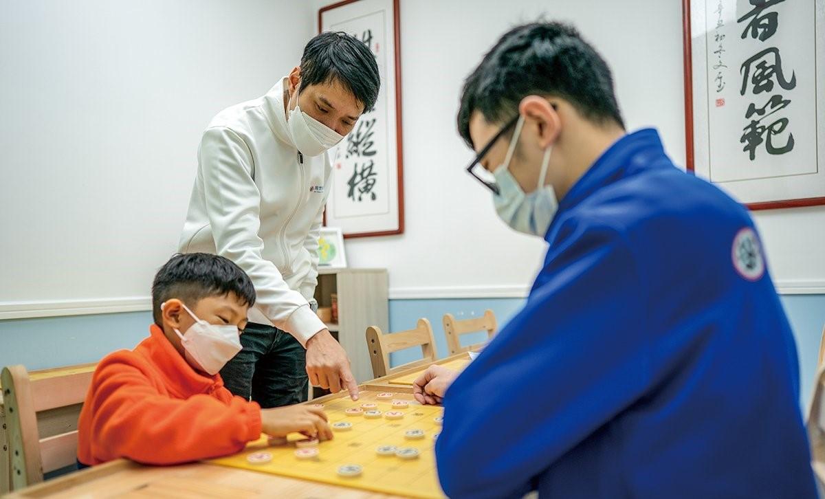 周世傑象棋特級大師車輪戰1對8人表演指導