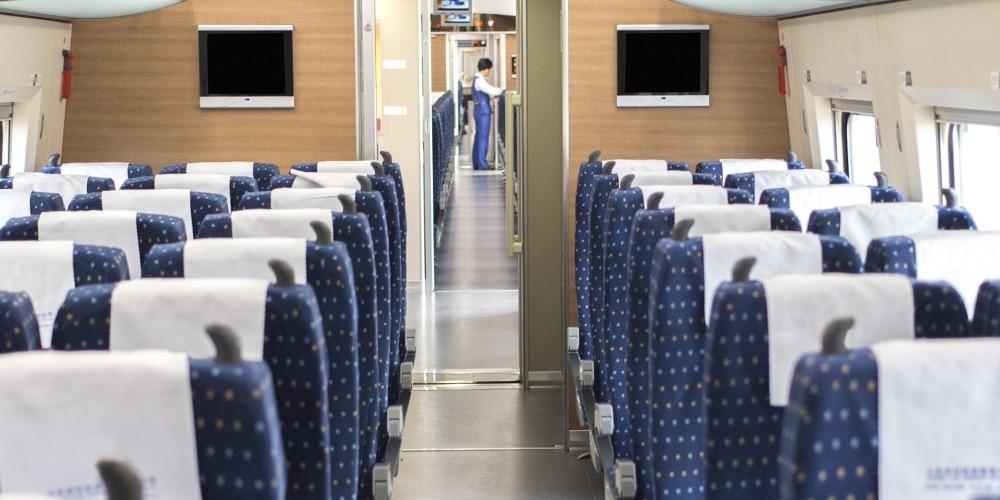 圖說:乘搭高鐵列車出行,相信很多人都喜歡靠窗的座位,而最不希望的會是夾在中間的座位。乘客用「12306」手機App購票,通常可以選擇自己喜歡座位。(圖片來源:當代中國)