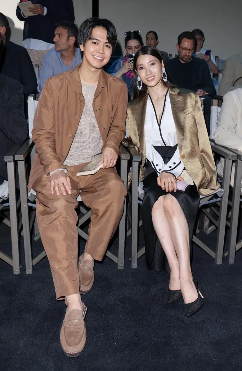 土屋太鳳與片寄涼太去年榮升父母,今次大方一同出席時裝騷成為座上客。