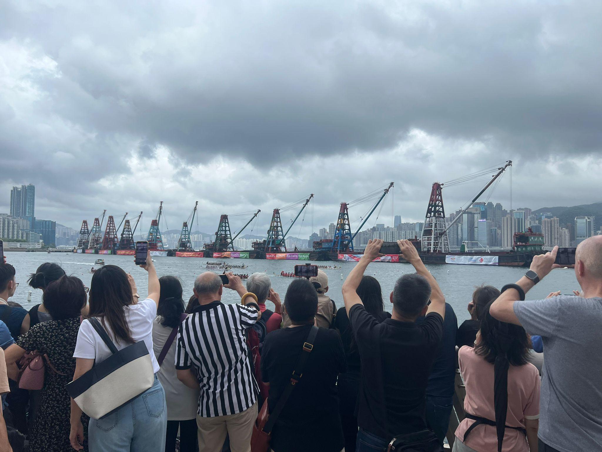 大批市民齊集海旁觀賞。 (李景玉攝)