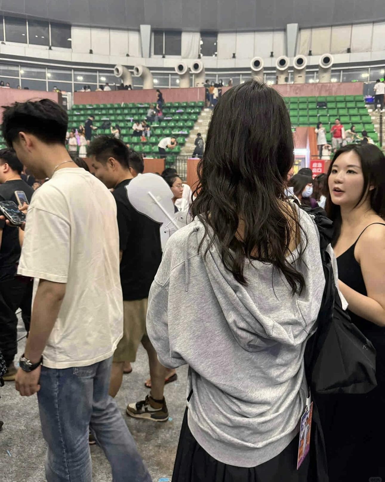 女友Maple 罕有現身撐場 。