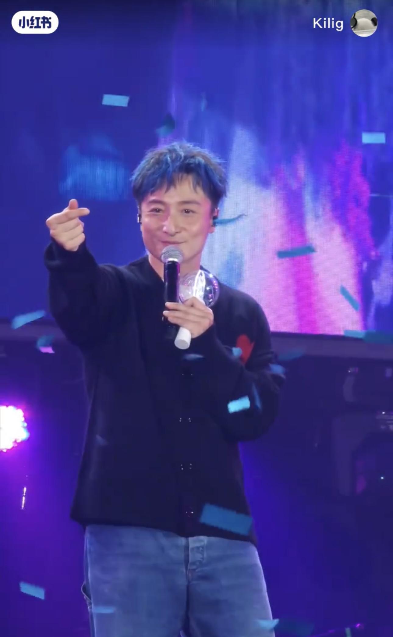 小方唱到《只愛一個人》時,冧爆望住女友派心。