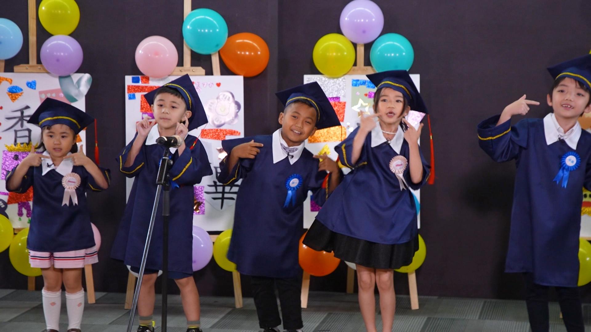 小B合力演唱歌曲,向家長和主持送上心意。