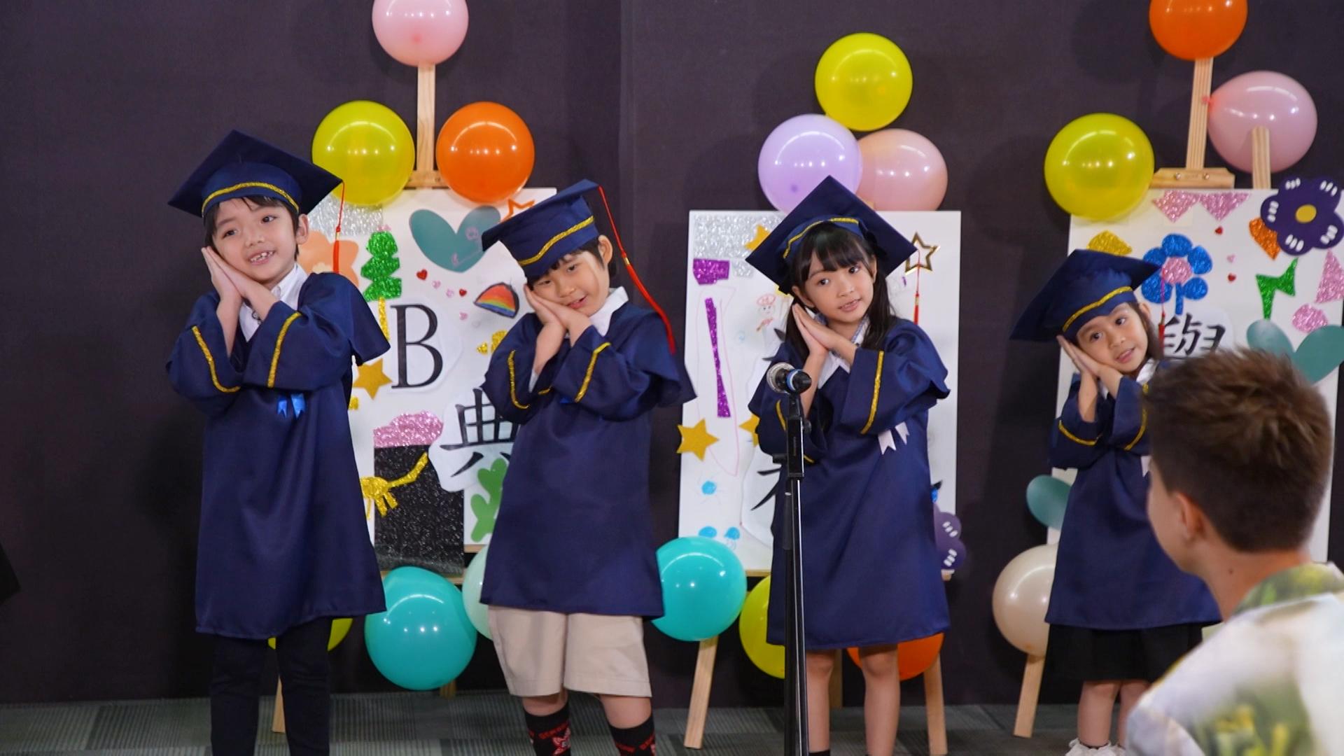 小B合力演唱歌曲,向家長和主持送上心意。