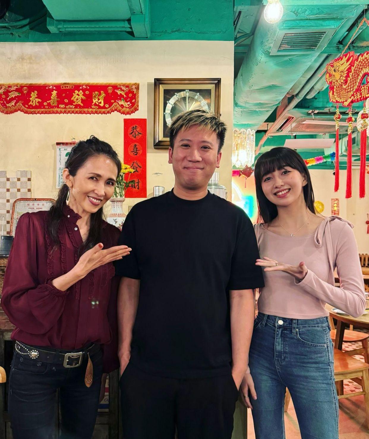 心美與媽咪亦到火鍋店體驗港式打邊爐。